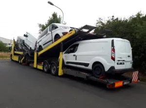 Auto‑transporter u vožnji s više vozila – siguran prijevoz automobila